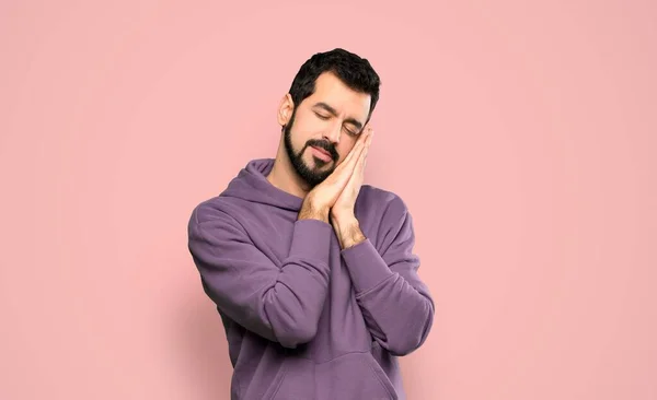 Bonito Homem Com Camisola Fazendo Gesto Sono Expressão Dormente Sobre — Fotografia de Stock