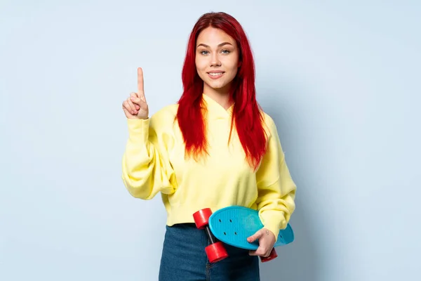 Adolescente Skater Ragazza Isolato Sfondo Bianco Puntando Una Grande Idea — Foto Stock