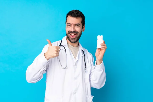 Junger Kaukasischer Mann Mit Isoliertem Hintergrund Trägt Arztkittel Und Tabletten — Stockfoto