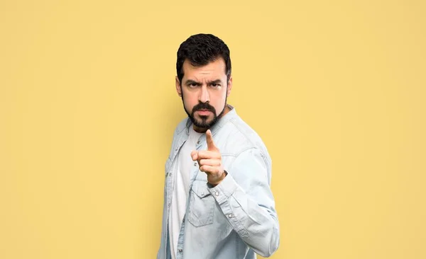 Hombre Guapo Con Barba Frustrado Apuntando Frente Sobre Fondo Amarillo — Foto de Stock