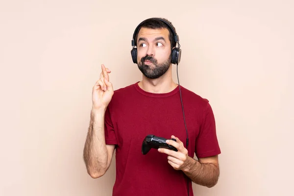 Man Spelen Met Een Video Game Controller Geïsoleerde Muur Met — Stockfoto