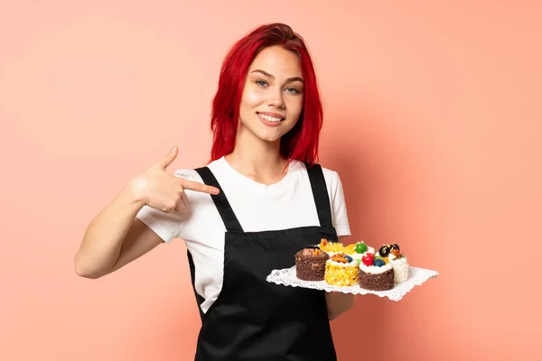 Pastelero Sosteniendo Muffins Aislado Sobre Fondo Rosa Orgulloso Satisfecho —  Fotos de Stock