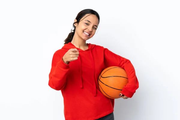 Mujer Joven Jugando Baloncesto Sobre Fondo Blanco Aislado Haciendo Gesto —  Fotos de Stock