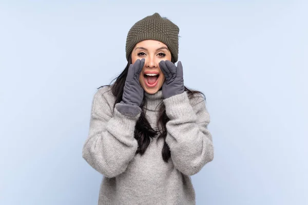 Giovane Ragazza Colombiana Con Cappello Invernale Sfondo Blu Isolato Gridando — Foto Stock