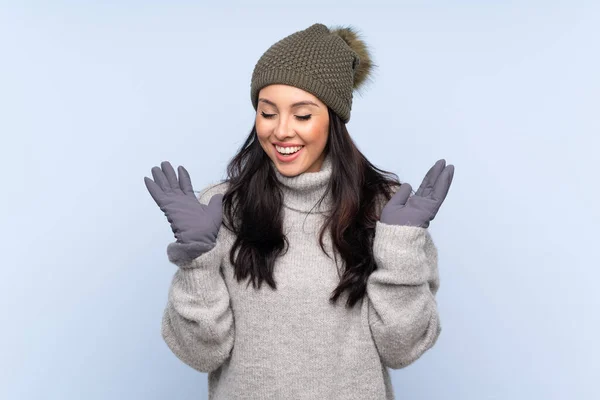Junges Kolumbianisches Mädchen Mit Wintermütze Vor Isoliertem Blauen Hintergrund Lacht — Stockfoto