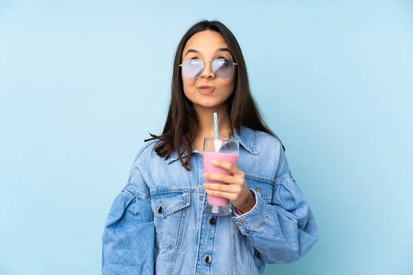 Mujer Joven Con Batido Fresa Sobre Fondo Azul Aislado Mirando —  Fotos de Stock