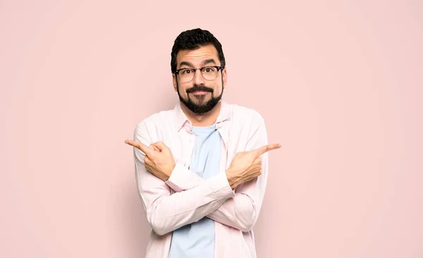 Bonito Homem Com Barba Apontando Para Laterais Com Dúvidas Sobre — Fotografia de Stock