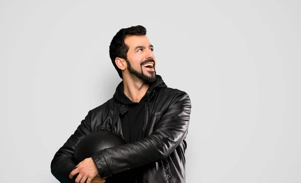 Homem Motociclista Feliz Sorrindo Sobre Fundo Cinza Isolado — Fotografia de Stock