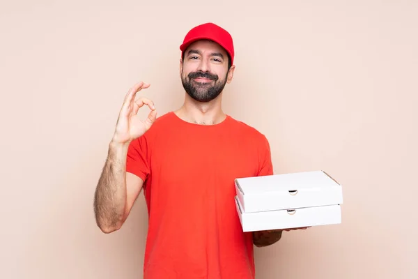 Jovem Segurando Uma Pizza Sobre Fundo Isolado Mostrando Sinal Com — Fotografia de Stock