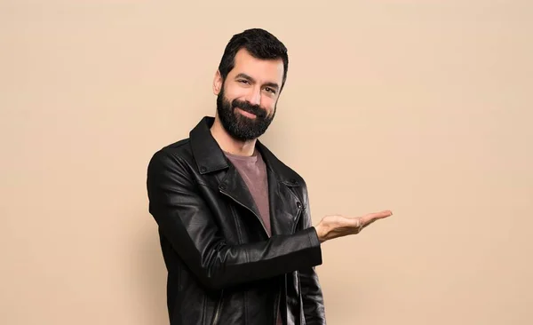 Hombre Guapo Con Barba Presentando Una Idea Mientras Mira Sonriendo — Foto de Stock