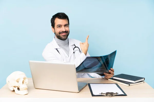 Traumatólogo Profesional Lugar Trabajo Señalando Hacia Atrás — Foto de Stock