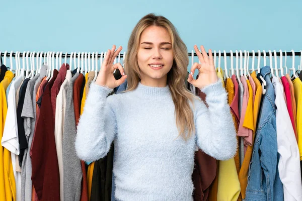 Adolescente Ragazza Russa Comprare Alcuni Vestiti Isolati Sfondo Blu Posa — Foto Stock