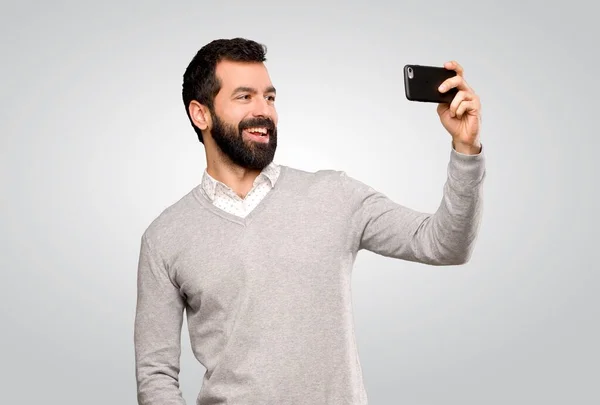 Bonito Homem Fazendo Uma Selfie Sobre Fundo Cinza Isolado — Fotografia de Stock