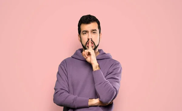 Knappe Man Met Sweatshirt Met Een Teken Van Stilte Gebaar — Stockfoto