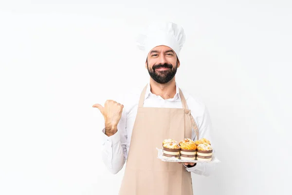 Giovane Uomo Che Tiene Torta Muffin Sfondo Bianco Isolato Che — Foto Stock