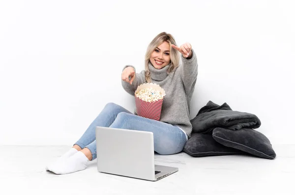 Teenager Ragazza Bionda Mangiare Popcorn Mentre Guarda Film Sul Computer — Foto Stock