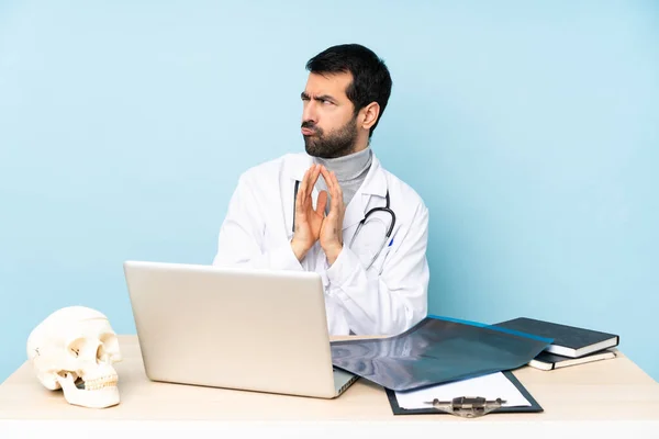 Traumatologo Professionista Sul Posto Lavoro Tramando Qualcosa — Foto Stock