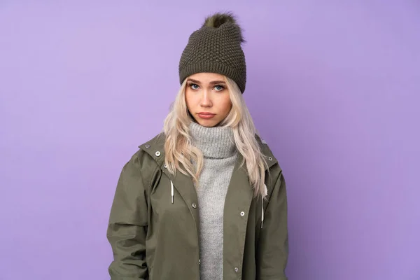 Menina Loira Adolescente Com Chapéu Inverno Sobre Fundo Roxo Isolado — Fotografia de Stock