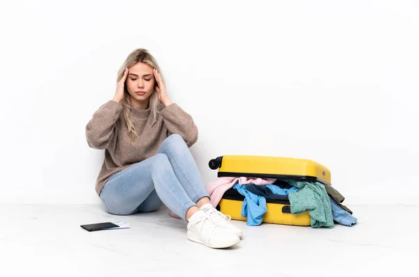 Ragazza Bionda Adolescente Con Una Valigia Piena Vestiti Seduti Sul — Foto Stock