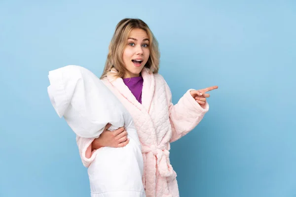 Adolescente Russo Menina Pijama Isolado Fundo Azul Surpreendido Apontando Lado — Fotografia de Stock