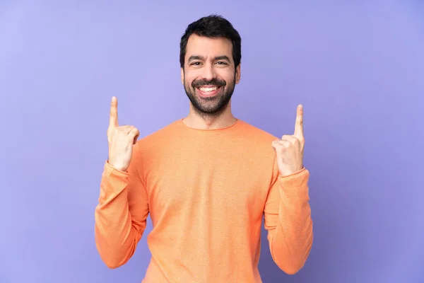 Kaukasische Knappe Man Geïsoleerde Paarse Achtergrond Wijzend Een Geweldig Idee — Stockfoto