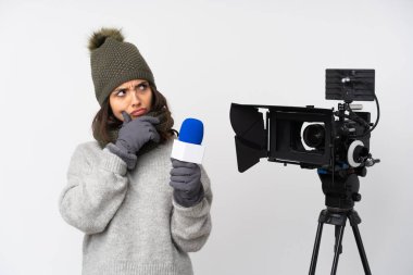 Elinde mikrofon tutan ve izole edilmiş beyaz arka planda haber sunan muhabir kadının şüpheleri ve kafa karıştırıcı bir yüz ifadesi var.