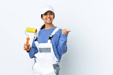 Ressam kadın izole edilmiş beyaz arka planda baş parmak hareketleriyle ve gülümsemesiyle