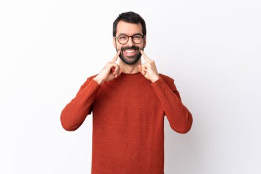 Kafkasyalı yakışıklı, sakallı, soyutlanmış beyaz bir geçmişi olan mutlu ve hoş bir ifadeyle gülümseyen bir adam.