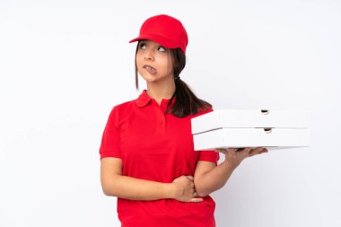Genç pizza teslimatçısı kız izole edilmiş beyaz arka plan ve kafa karıştırıcı yüz ifadesi.