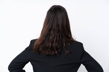 Genç pazarlamacı kadın arka planda beyaz arka planda izole edilmiş.