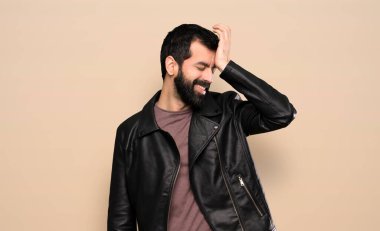 Sakallı yakışıklı bir adam bir şey fark etti ve çözüme niyetlendi.