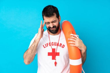 Cankurtaran başı ağrıyan mavi arka planda.