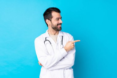 Kafkasyalı genç bir adam izole edilmiş, doktor önlüğü giymiş ve işaret eden bir tarafı var.