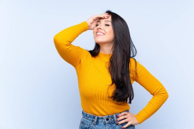 Tecrit edilmiş mavi geçmişi olan genç Kolombiyalı kız bir şey fark etti ve çözüme niyetlendi.