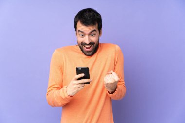 Kafkasyalı yakışıklı, mor bir geçmişi var. Şaşırdı ve bir mesaj gönderiyor.