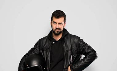 Gri arka plan yüzünden motorcu kızgın.