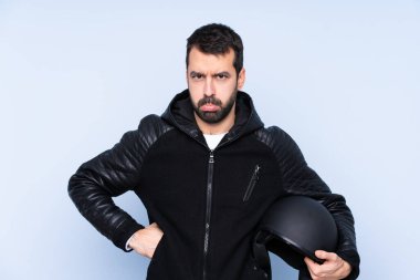 Motosiklet kasklı bir adam izole edilmiş arka planda kızgın.