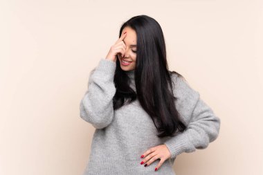 Kolombiyalı genç bir kız izole bir geçmişle gülüyor.