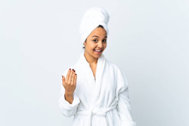 İzole edilmiş beyaz arka planda bornozlu genç bir kadın davet ediyor. Gelmene sevindim.