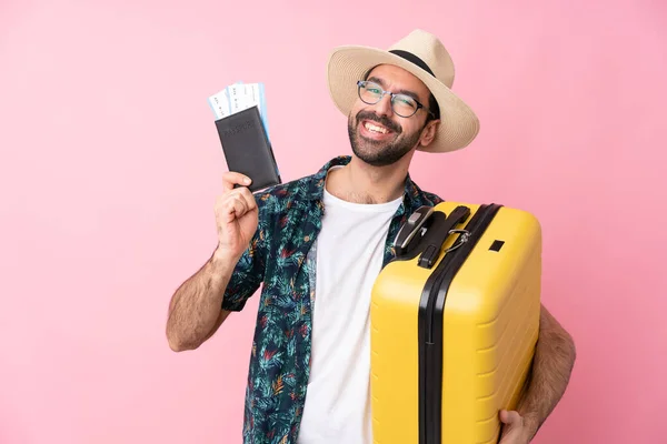 Jovem Caucasiano Sobre Fundo Isolado Férias Com Mala Passaporte — Fotografia de Stock