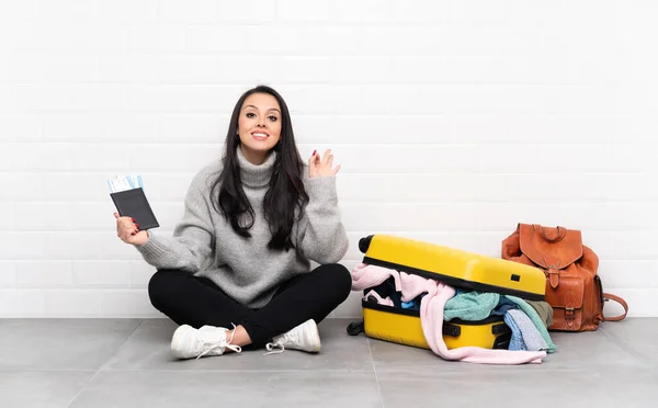 Viaggiatore Ragazza Colombiana Con Una Valigia Piena Vestiti Seduti Sul — Foto Stock