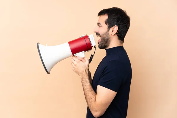 Kaukasische Knappe Man Geïsoleerde Achtergrond Schreeuwen Door Een Megafoon — Stockfoto