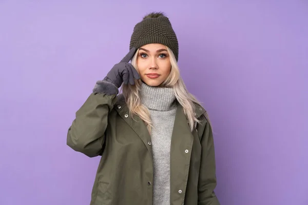 Menina Loira Adolescente Com Chapéu Inverno Sobre Fundo Roxo Isolado — Fotografia de Stock