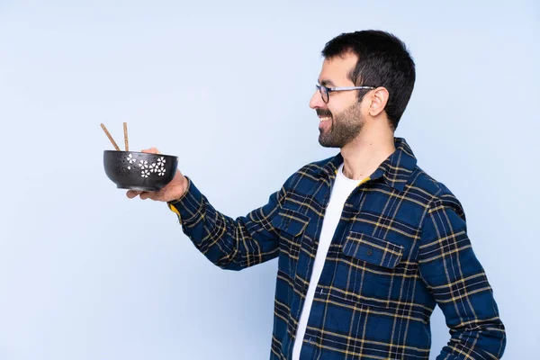 Ung Kaukasisk Man Över Blå Bakgrund Med Glada Uttryck Samtidigt — Stockfoto