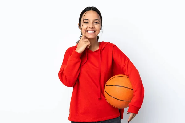 若いです女性プレイバスケットボール上の隔離された白い背景笑顔でA幸せと楽しい表現 — ストック写真