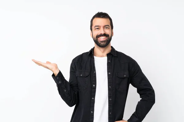 Jongeman Met Baard Geïsoleerde Witte Achtergrond Met Denkbeeldige Copyspace Palm — Stockfoto