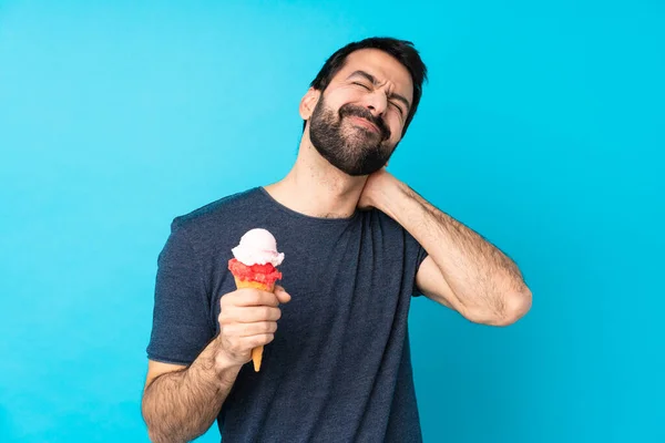 아이스크림을 파란색 배경에 목걸이를 — 스톡 사진