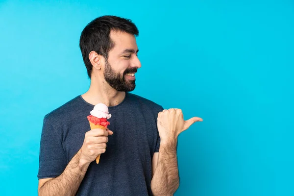 Junger Mann Mit Einem Cornetteis Auf Isoliertem Blauem Hintergrund Der — Stockfoto