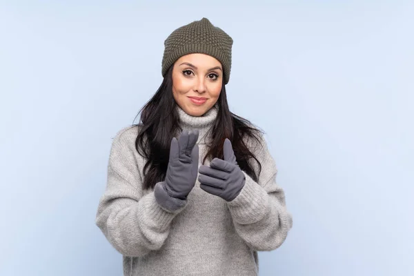 Menina Colombiana Com Chapéu Inverno Sobre Fundo Azul Isolado Aplaudindo — Fotografia de Stock