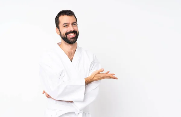 Młody Człowiek Ćwiczący Karate Odizolowanym Białym Tle Prezentujący Pomysł Uśmiechając — Zdjęcie stockowe